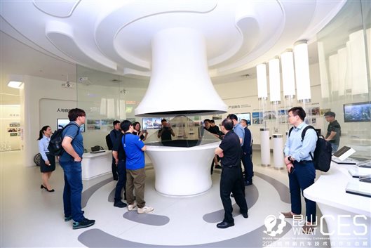 图4-参观昆山深化两岸产业合作试验区展示馆